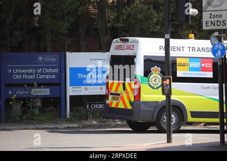 200518 -- OXFORD, 18. Mai 2020 Xinhua -- das Aktenfoto vom 24. April 2020 zeigt einen Krankenwagen, der an Schildern auf der privaten Straße Churchill Drive vorbeifährt, die zum Oxford University Old Road Campus führt, wo sich das Jenner Institute befindet, in Oxford, Großbritannien. Die Universität Oxford hat eine globale Lizenzvereinbarung mit AstraZeneca, das Großbritannien bis September 30 Millionen Impfstoffdosen zur Verfügung stellen wird, wenn die Versuche erfolgreich sind, als Teil einer Vereinbarung über insgesamt 100 Millionen Dosen, sagte der britische Staatssekretär für Wirtschaft, Energie und Industriestrategie Alok Sharma. Al Stockfoto