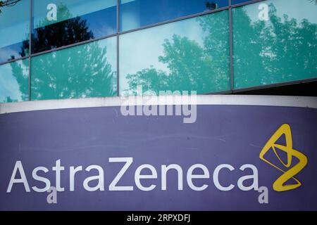 200518 -- LUTON, 18. Mai 2020 Xinhua -- Foto vom 18. Mai 2020 zeigt ein Logo vor dem Gebäude von AstraZeneca in Luton, Großbritannien. Die Universität Oxford hat eine globale Lizenzvereinbarung mit AstraZeneca, das Großbritannien bis September 30 Millionen Impfstoffdosen zur Verfügung stellen wird, wenn die Versuche erfolgreich sind, als Teil einer Vereinbarung über insgesamt 100 Millionen Dosen, sagte der britische Staatssekretär für Wirtschaft, Energie und Industriestrategie Alok Sharma. Foto von Tim Ireland/Xinhua BRITAIN-LUTON-COVID-19-VACCINE PUBLICATIONxNOTxINxCHN Stockfoto