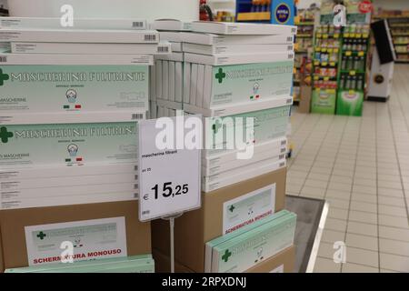 200518 -- ROM, 18. Mai 2020 -- Gesichtsmasken werden in einem Supermarkt in Rom, Italien, am 18. Mai 2020 ausgestellt. Am Montag trat die dritte und größte Lockerung der zehn Wochen alten Lockdown in Kraft. Geschäfte, Restaurants, Bars, Friseurläden, Schönheitssalons, Museen und Strandbetreiber dürfen alle wieder öffnen, sofern sie die Regeln für die soziale Distanzierung zwischen Personal und Bürgern sowie für Desinfektionseinrichtungen einhalten. Italiener dürfen sich auch innerhalb der Region bewegen, in der sie leben. ITALIEN-ROM-COVID-19-LOCKDOWN-EASING ChengxTingting PUBLICATIONxNOTxINxCHN Stockfoto