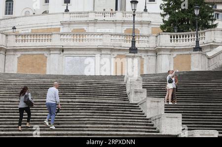 200518 -- ROM, 18. Mai 2020 -- Menschen werden auf der Spanischen Treppe in Rom, Italien, 18. Mai 2020 gesehen. Am Montag trat die dritte und größte Lockerung der zehn Wochen alten Lockdown in Kraft. Geschäfte, Restaurants, Bars, Friseurläden, Schönheitssalons, Museen und Strandbetreiber dürfen alle wieder öffnen, sofern sie die Regeln für die soziale Distanzierung zwischen Personal und Bürgern sowie für Desinfektionseinrichtungen einhalten. Italiener dürfen sich auch innerhalb der Region bewegen, in der sie leben. ITALIEN-ROM-COVID-19-LOCKDOWN-EASING ChengxTingting PUBLICATIONxNOTxINxCHN Stockfoto