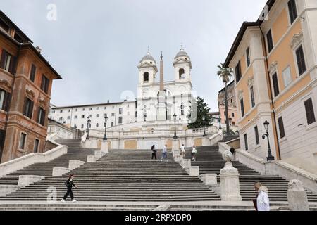 200518 -- ROM, 18. Mai 2020 -- Menschen laufen auf der Spanischen Treppe in Rom, Italien, 18. Mai 2020. Am Montag trat die dritte und größte Lockerung der zehn Wochen alten Lockdown in Kraft. Geschäfte, Restaurants, Bars, Friseurläden, Schönheitssalons, Museen und Strandbetreiber dürfen alle wieder öffnen, sofern sie die Regeln für die soziale Distanzierung zwischen Personal und Bürgern sowie für Desinfektionseinrichtungen einhalten. Italiener dürfen sich auch innerhalb der Region bewegen, in der sie leben. ITALIEN-ROM-COVID-19-LOCKDOWN-EASING ChengxTingting PUBLICATIONxNOTxINxCHN Stockfoto