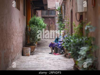 200519 -- PEKING, 19. Mai 2020 -- Anwohner unterhalten sich in einer Gasse an einem malerischen Ort in der antiken Stadt Kashgar, Nordwestchinas Autonome Region Xinjiang Uygur, 16. Mai 2020. XINHUA-FOTOS DES TAGES ZhaoxGe PUBLICATIONxNOTxINxCHN Stockfoto