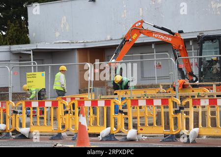 200519 -- DUBLIN, 19. Mai 2020 Xinhua -- Arbeiter arbeiten auf einer Baustelle in Dublin, Irland, 18. Mai 2020. Irland trat am Montag in die so genannte Phase-1-Phase ein, um die Beschränkungen zu lockern, die vor etwa 50 Tagen nach dem COVID-19-Ausbruch in dem Land verhängt wurden. Während dieser Phase dürfen mehr Unternehmen im Land wiedereröffnet werden. Dazu gehören Eisenwarenläden, Haushaltswarenläden, Gartencenter, Bauernmärkte, Autoläden, Motorräder und Fahrräder sowie optische Läden. Restaurants wie McDonald's und Burger King dürfen auch Drive-Through-Service anbieten Stockfoto