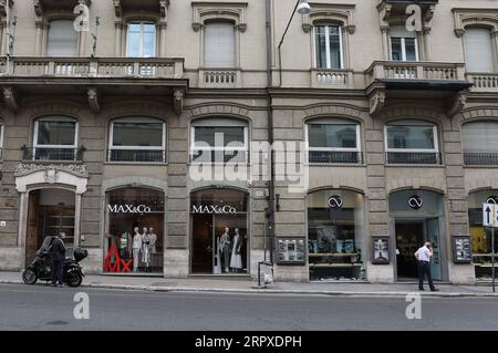 200518 -- ROM, 18. Mai 2020 -- Foto aufgenommen am 18. Mai 2020 zeigt wieder eröffnete Geschäfte in Rom, Italien. Am Montag trat die dritte und größte Lockerung der zehn Wochen alten Lockdown in Kraft. Geschäfte, Restaurants, Bars, Friseurläden, Schönheitssalons, Museen und Strandbetreiber dürfen alle wieder öffnen, sofern sie die Regeln für die soziale Distanzierung zwischen Personal und Bürgern sowie für Desinfektionseinrichtungen einhalten. Italiener dürfen sich auch innerhalb der Region bewegen, in der sie leben. ITALIEN-ROM-COVID-19-LOCKDOWN-EASING ChengxTingting PUBLICATIONxNOTxINxCHN Stockfoto