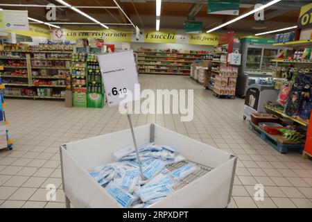 200518 -- ROM, 18. Mai 2020 -- Gesichtsmasken werden in einem Supermarkt in Rom, Italien, am 18. Mai 2020 ausgestellt. Am Montag trat die dritte und größte Lockerung der zehn Wochen alten Lockdown in Kraft. Geschäfte, Restaurants, Bars, Friseurläden, Schönheitssalons, Museen und Strandbetreiber dürfen alle wieder öffnen, sofern sie die Regeln für die soziale Distanzierung zwischen Personal und Bürgern sowie für Desinfektionseinrichtungen einhalten. Italiener dürfen sich auch innerhalb der Region bewegen, in der sie leben. ITALIEN-ROM-COVID-19-LOCKDOWN-EASING ChengxTingting PUBLICATIONxNOTxINxCHN Stockfoto