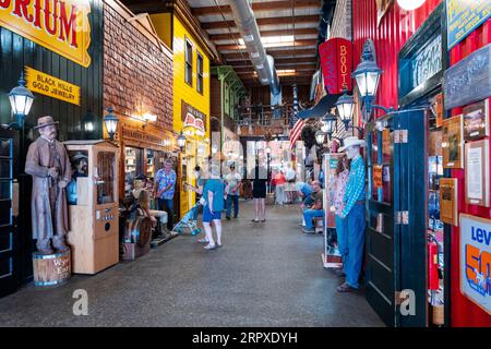 Touristen erkunden Wall Drug Store, Familienunternehmen der dritten Generation, Wall, South Dakota, USA Stockfoto