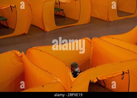 200519 -- JAKARTA, 19. Mai 2020 -- provisorische Quarantänezelte, die für Menschen vorbereitet wurden, die einen COVID-19-Schnelltest erhalten haben, sind im Central Jakarta Art Building in Tanah Abang, Jakarta, Indonesien, 18. Mai 2020 zu sehen. INDONESIA-JAKARTA-COVID-19-MAKESHIFT ZELT VerixSanovri PUBLICATIONxNOTxINxCHN Stockfoto