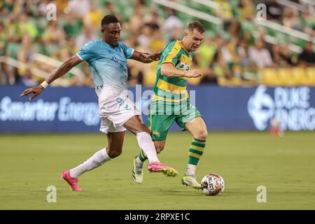 St. Petersburg, FL: Hartford Athletic Mittelfeldspieler Juan Pablo Torres (8) versucht den Ball von Tampa Bay Rowdies Mittelfeldspieler Lewis Hilton (4) duri zu stehlen Stockfoto