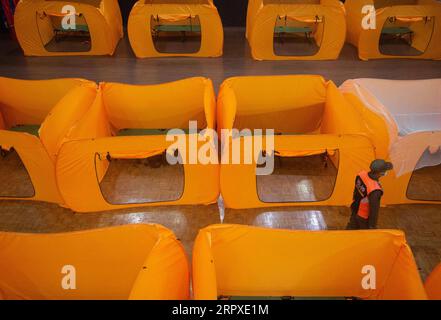 200519 -- JAKARTA, 19. Mai 2020 -- provisorische Quarantänezelte, die für Menschen vorbereitet wurden, die einen COVID-19-Schnelltest erhalten haben, sind im Central Jakarta Art Building in Tanah Abang, Jakarta, Indonesien, 18. Mai 2020 zu sehen. INDONESIA-JAKARTA-COVID-19-MAKESHIFT ZELT VerixSanovri PUBLICATIONxNOTxINxCHN Stockfoto