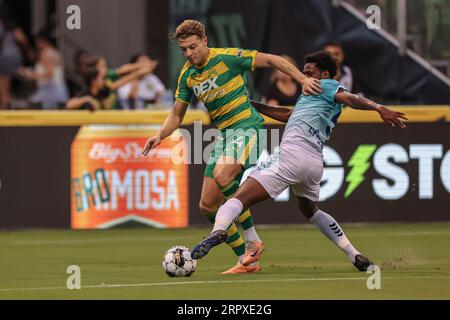 St. Petersburg, FL: Hartford Athletic Mittelfeldspieler Tyler David (5) will den Ball von Tampa Bay Rowdies Mittelfeldspieler Charlie Dennis (14) du wegwerfen Stockfoto