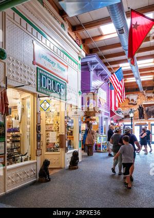 Touristen erkunden Wall Drug Store, Familienunternehmen der dritten Generation, Wall, South Dakota, USA Stockfoto