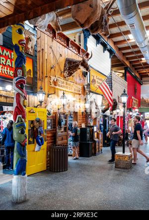 Touristen erkunden Wall Drug Store, Familienunternehmen der dritten Generation, Wall, South Dakota, USA Stockfoto