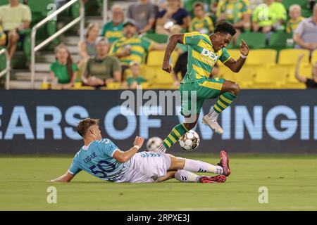 St. Petersburg, FL: Hartford Athletic Defender Dren Dobruna (50) Slide tackt Tampa Bay Rowdies Mittelfeldspieler Dayonn Harris (21) während eines USL-Fußballspiels Stockfoto