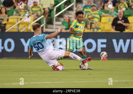 St. Petersburg, FL: Hartford Athletic Defender Dren Dobruna (50) Slide tackt Tampa Bay Rowdies Mittelfeldspieler Dayonn Harris (21) während eines USL-Fußballspiels Stockfoto