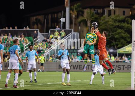 St. Petersburg, FL: Hartford Athletic Torhüter Marvin Dorchin (99) erzielt einen Spar, bevor Tampa Bay Rowdies Forward Cal Jennings (26) den Ball schlagen kann Stockfoto