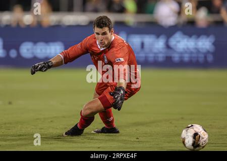 St. Petersburg, FL: Hartford Athletic Torhüter Marvin Dorchin (99) dreht sich, um einen Ball zu sparen, der während eines Fußballspiels gegen die USL durch die Luft kommt Stockfoto