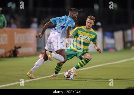 St. Petersburg, FL: Hartford Athletic Verteidiger Ash Apollon (14) versucht während eines USL-Fußballspiels von Tampa Bay Rowdies Verteidiger Conner Antley (2) zu dribbeln Stockfoto