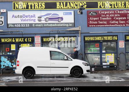 200519 -- DUBLIN, 19. Mai 2020 Xinhua -- Ein Mann wäscht Ein Auto in einer Autowaschanlage in Dublin, Irland, 18. Mai 2020. Irland trat am Montag in die so genannte Phase-1-Phase ein, um die Beschränkungen zu lockern, die vor etwa 50 Tagen nach dem COVID-19-Ausbruch in dem Land verhängt wurden. Xinhua IRELAND-DUBLIN-COVID-19 PUBLICATIONxNOTxINxCHN Stockfoto