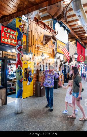 Touristen erkunden Wall Drug Store, Familienunternehmen der dritten Generation, Wall, South Dakota, USA Stockfoto