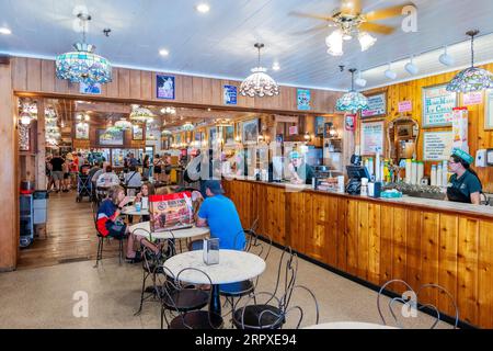 Touristen erkunden Wall Drug Store, Familienunternehmen der dritten Generation, Wall, South Dakota, USA Stockfoto