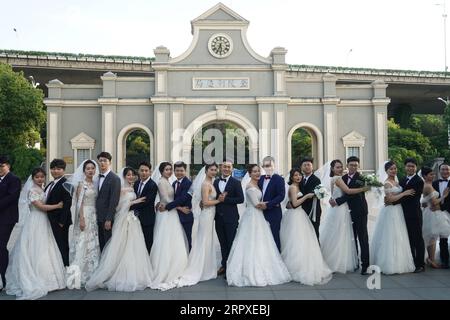 200519 -- NANJING, 19. Mai 2020 -- Paare posieren für ein Gruppenfoto in Nanjing, ostchinesische Provinz Jiangsu, 19. Mai 2020. Insgesamt 15 Paare machten am Dienstag vor ihrer Gruppenhochzeit am 20. Mai Hochzeitsfotos in Nanjing. Einige der frisch verheirateten Personen sind medizinische Fachkräfte, die ihre Hochzeiten aufgrund ihrer Beteiligung am Kampf gegen die COVID-19-Pandemie verschoben haben. CHINA-JIANGSU-NANJING-GRUPPE HOCHZEITSFOTOS CN JIXCHUNPENG PUBLICATIONXNOTXINXCHN Stockfoto