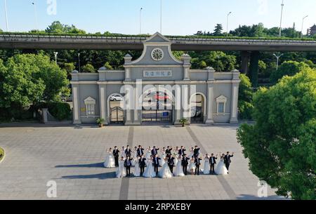 200519 -- NANJING, 19. Mai 2020 -- Luftaufnahme aufgenommen am 19. Mai 2020 zeigt Paare, die für ein Foto in Nanjing, der ostchinesischen Provinz Jiangsu, posieren. Insgesamt 15 Paare machten am Dienstag vor ihrer Gruppenhochzeit am 20. Mai Hochzeitsfotos in Nanjing. Einige der frisch verheirateten Personen sind medizinische Fachkräfte, die ihre Hochzeiten aufgrund ihrer Beteiligung am Kampf gegen die COVID-19-Pandemie verschoben haben. CHINA-JIANGSU-NANJING-GRUPPE HOCHZEITSFOTOS CN JIXCHUNPENG PUBLICATIONXNOTXINXCHN Stockfoto