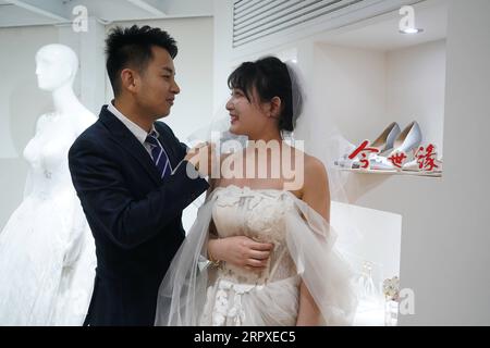 200519 -- NANJING, 19. Mai 2020 -- Ein Paar bereitet sich auf Hochzeitsfotos in Nanjing, der ostchinesischen Provinz Jiangsu, am 19. Mai 2020 vor. Insgesamt 15 Paare machten am Dienstag vor ihrer Gruppenhochzeit am 20. Mai Hochzeitsfotos in Nanjing. Einige der frisch verheirateten Personen sind medizinische Fachkräfte, die ihre Hochzeiten aufgrund ihrer Beteiligung am Kampf gegen die COVID-19-Pandemie verschoben haben. CHINA-JIANGSU-NANJING-GRUPPE HOCHZEITSFOTOS CN JIXCHUNPENG PUBLICATIONXNOTXINXCHN Stockfoto