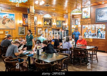 Touristen erkunden Wall Drug Store, Familienunternehmen der dritten Generation, Wall, South Dakota, USA Stockfoto