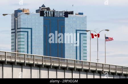 200520 -- PEKING, 20. Mai 2020 -- kanadische und die US-Nationalflaggen werden am 19. Mai 2020 von der kanadischen Seite der Rainbow Bridge in Niagara Falls, Ontario, Kanada, gesehen. Der kanadische Premierminister Justin Trudeau gab am Dienstag bekannt, dass Kanada und die Vereinigten Staaten sich erneut darauf geeinigt haben, die Grenze für alle nicht unbedingt notwendigen Reisen für einen weiteren Monat während der anhaltenden COVID-19-Pandemie gesperrt zu halten. Foto von /Xinhua XINHUA FOTOS DES TAGES ZouxZheng PUBLICATIONxNOTxINxCHN Stockfoto