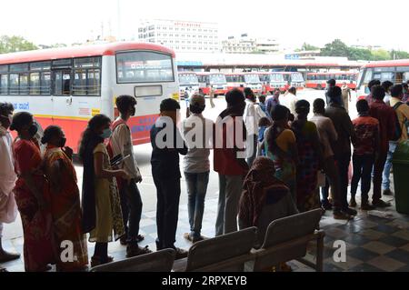 200520 -- BANGALORE, 20. Mai 2020 Xinhua -- Leute warten in Bangalore, Indien, 19. Mai 2020, auf das Einsteigen in Busse. Am Sonntag gab das Ministerium für innere Sicherheit neue Leitlinien für die vierte Phase der Sperrung bis Mai 31 heraus, in denen einige Lockerungen angekündigt wurden, wie etwa die Zulassung des innerstaatlichen Verkehrs von Fahrzeugen, aber mit gegenseitigem Einverständnis der staaten. STR/Xinhua INDIA-BANGALORE-COVID-19-INTER-STATE TRANSPORT-RESUMPTION PUBLICATIONxNOTxINxCHN Stockfoto