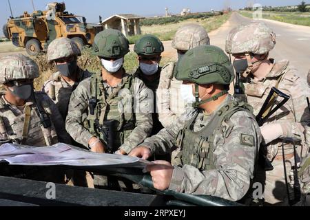 200520 -- ANKARA, 20. Mai 2020 -- Soldaten nehmen am 20. Mai 2020 an der 12. Gemeinsamen Patrouille türkischer und russischer Truppen entlang einer Schlüsselautobahn in Idlib im Nordwesten Syriens Teil. Die beiden Länder haben die Häufigkeit der Patrouillenaktivitäten in der Region beschleunigt und mindestens einmal pro Woche in Idlib, der letzten Festung der Rebellen, eine Patrouille durchgeführt. Foto von /Xinhua SYRIA-IDLIB-TURKEY-RUSSIA-JOINT PATROL MustafaxKaya PUBLICATIONxNOTxINxCHN Stockfoto