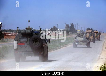 200520 -- ANKARA, 20. Mai 2020 -- türkische und russische Truppen führen am 20. Mai 2020 ihre 12. Gemeinsame Patrouille entlang einer Schlüsselautobahn in Idlib, Nordwestsyrien, durch. Die beiden Länder haben die Häufigkeit der Patrouillenaktivitäten in der Region beschleunigt und mindestens einmal pro Woche in Idlib, der letzten Festung der Rebellen, eine Patrouille durchgeführt. Foto von /Xinhua SYRIA-IDLIB-TURKEY-RUSSIA-JOINT PATROL MustafaxKaya PUBLICATIONxNOTxINxCHN Stockfoto