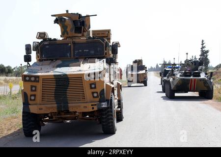 200520 -- ANKARA, 20. Mai 2020 -- türkische und russische Truppen führen am 20. Mai 2020 ihre 12. Gemeinsame Patrouille entlang einer Schlüsselautobahn in Idlib, Nordwestsyrien, durch. Die beiden Länder haben die Häufigkeit der Patrouillenaktivitäten in der Region beschleunigt und mindestens einmal pro Woche in Idlib, der letzten Festung der Rebellen, eine Patrouille durchgeführt. Foto von /Xinhua SYRIA-IDLIB-TURKEY-RUSSIA-JOINT PATROL MustafaxKaya PUBLICATIONxNOTxINxCHN Stockfoto