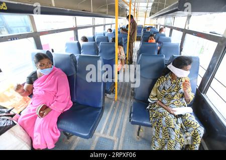 200520 -- BANGALORE, 20. Mai 2020 Xinhua -- Leute nehmen einen Bus in Bangalore, Indien, 19. Mai 2020. Am Sonntag gab das Ministerium für innere Sicherheit neue Leitlinien für die vierte Phase der Sperrung bis Mai 31 heraus, in denen einige Lockerungen angekündigt wurden, wie etwa die Zulassung des innerstaatlichen Verkehrs von Fahrzeugen, aber mit gegenseitigem Einverständnis der staaten. STR/Xinhua INDIA-BANGALORE-COVID-19-INTER-STATE TRANSPORT-RESUMPTION PUBLICATIONxNOTxINxCHN Stockfoto