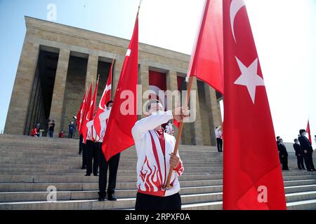 200520 -- ANKARA, 20. Mai 2020 Xinhua -- türkische Studenten nehmen an einer Gedenkveranstaltung zum 101. Jahrestag des Beginns des türkischen Unabhängigkeitskrieges in Ankara, Türkei, 19. Mai 2020 Teil. Am 19. Mai 1919 begann der Gründer der türkischen Republik Mustafa Kemal Atatürk den türkischen Unabhängigkeitskrieg in der nördlichen Provinz Samsun. Atatürk widmete den Tag später der Jugend der türkischen Nation. Foto von Mustafa Kaya/Xinhua TÜRKEI-ANKARA-JAHRESTAG-UNABHÄNGIGKEITSKRIEG PUBLICATIONxNOTxINxCHN Stockfoto