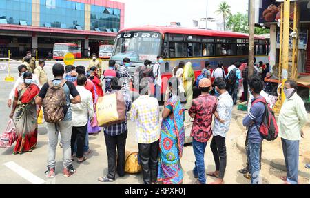 200520 -- BANGALORE, 20. Mai 2020 Xinhua -- Leute warten in Bangalore, Indien, 19. Mai 2020, auf das Einsteigen in Busse. Am Sonntag gab das Ministerium für innere Sicherheit neue Leitlinien für die vierte Phase der Sperrung bis Mai 31 heraus, in denen einige Lockerungen angekündigt wurden, wie etwa die Zulassung des innerstaatlichen Verkehrs von Fahrzeugen, aber mit gegenseitigem Einverständnis der staaten. STR/Xinhua INDIA-BANGALORE-COVID-19-INTER-STATE TRANSPORT-RESUMPTION PUBLICATIONxNOTxINxCHN Stockfoto