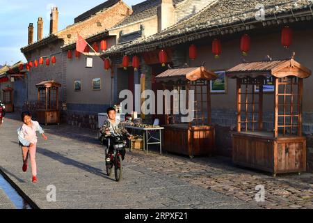 200520 -- KELAN, 20. Mai 2020 -- Kinder genießen Freizeit im Songjiagou New Village im Kelan County, nordchinesische Provinz Shanxi, 9. Mai 2020. Kelan County liegt im zentralen Gebiet des Loess Plateau und der tiefen Lyuliang Mountains, wo fast die Hälfte der Dörfer mit schlechten Produktions- und Lebensbedingungen konfrontiert ist. Im Jahr 2017 setzte die lokale Regierung einen Plan zur Umsiedlung armer Haushalte in abgelegenen Dörfern um, um die Armut zu lindern, und Songjiagou New Village wurde zu einem zentralen Ort, an dem 145 arme Haushalte aus den umliegenden 14 Dörfern aufgenommen wurden. Im letzten Jahr Stockfoto