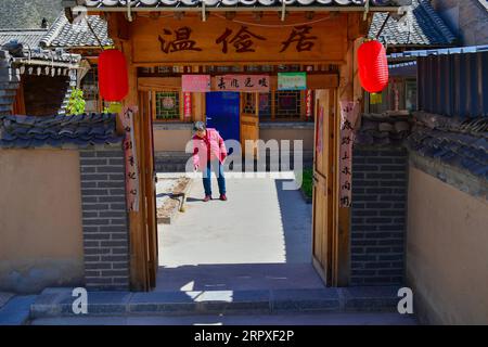 200520 -- KELAN, 20. Mai 2020 -- Villager Liu Lintao reinigt ein Landhaus im Songjiagou New Village im Kelan County, nordchinesische Provinz Shanxi, 19. Mai 2020. Kelan County liegt im zentralen Gebiet des Loess Plateau und der tiefen Lyuliang Mountains, wo fast die Hälfte der Dörfer mit schlechten Produktions- und Lebensbedingungen konfrontiert ist. Im Jahr 2017 setzte die lokale Regierung einen Plan zur Umsiedlung armer Haushalte in abgelegenen Dörfern um, um die Armut zu lindern, und Songjiagou New Village wurde zu einem zentralen Ort, an dem 145 arme Haushalte aus der Umgebung aufgenommen wurden 1 Stockfoto