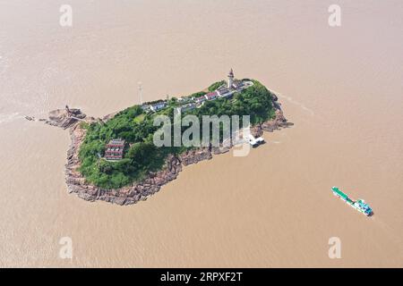 200520 -- NINGBO, 20. Mai 2020 -- Luftaufnahme, aufgenommen am 20. Mai 2020, zeigt, dass Versorgungsboot, das täglich Bedarfsgüter zum Leuchtturm liefert, einmal pro Woche auf der Insel Qiliyu in Ningbo in der ostchinesischen Provinz Zhejiang anlegt. Fünf Generationen einer Familie aus Ningbo, der ostchinesischen Provinz Zhejiang, haben als Leuchtturmwärter gedient und haben ein Familienmotto übernommen, das heißt, das Licht an zu halten, wenn man entschlossen lebt. 1883 begann YE Lairong, der erste Leuchtturmwärter der Familie, auf Baijie Island zu arbeiten. Danach erbten und widmeten sich seine Nachkommen dem Werk. Jetzt, 32 Jahre alt Stockfoto