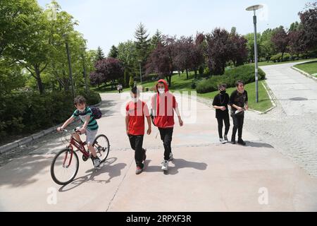 200520 -- ANKARA, 20. Mai 2020 -- Kinder laufen am 20. Mai 2020 in einem Park in Ankara, Türkei. Der türkische Gesundheitsminister Fahrettin Koca berichtete am Mittwoch über 972 neue COVID-19-Fälle und 23 weitere Todesfälle im Land. Foto von /Xinhua TURKEY-ANKARA-COVID-19-CHILDREN MustafaxKaya PUBLICATIONxNOTxINxCHN Stockfoto