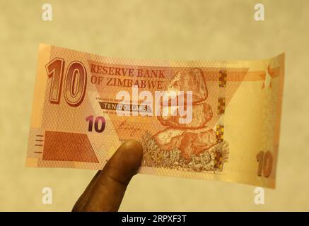 200520 -- HARARE, 20. Mai 2020 Xinhua -- Ein Kunde zeigt eine neue 10-Dollar-Banknote, die am 20. Mai 2020 von einer Bank in Harare, Simbabwe, abgehoben wurde. Simbabwes neue 10-Dollar-Note begann am Dienstag in Umlauf zu kommen, als das südliche Afrika gegen hohe Inflation und Geldknappheit kämpft. Foto von Shaun Jusa/Xinhua ZIMBABWE-HARARE-NEW BANKNOTENUMLAUF PUBLICATIONxNOTxINxCHN Stockfoto