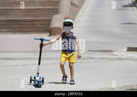 200520 -- ANKARA, 20. Mai 2020 -- am 20. Mai 2020 spielt Ein Junge mit Maske mit seinem Roller in Ankara, Türkei. Der türkische Gesundheitsminister Fahrettin Koca berichtete am Mittwoch über 972 neue COVID-19-Fälle und 23 weitere Todesfälle im Land. Foto von /Xinhua TURKEY-ANKARA-COVID-19-CHILDREN MustafaxKaya PUBLICATIONxNOTxINxCHN Stockfoto