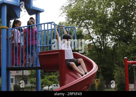 200520 -- ANKARA, 20. Mai 2020 -- Kinder haben Spaß auf einem Spielplatz in Ankara, Türkei, am 20. Mai 2020. Der türkische Gesundheitsminister Fahrettin Koca berichtete am Mittwoch über 972 neue COVID-19-Fälle und 23 weitere Todesfälle im Land. Foto von /Xinhua TURKEY-ANKARA-COVID-19-CHILDREN MustafaxKaya PUBLICATIONxNOTxINxCHN Stockfoto