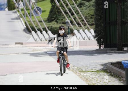 200520 -- ANKARA, 20. Mai 2020 -- am 20. Mai 2020 fährt Ein Junge mit Maske in Ankara, Türkei, mit dem Fahrrad. Der türkische Gesundheitsminister Fahrettin Koca berichtete am Mittwoch über 972 neue COVID-19-Fälle und 23 weitere Todesfälle im Land. Foto von /Xinhua TURKEY-ANKARA-COVID-19-CHILDREN MustafaxKaya PUBLICATIONxNOTxINxCHN Stockfoto