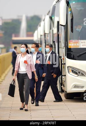 200521 -- PEKING, 21. Mai 2020 -- Mitglieder des 13. Nationalen Komitees der Politischen Konsultativkonferenz des chinesischen Volkes CPPCC kommen auf dem Tian-Anmen-Platz für die Eröffnungssitzung der dritten Sitzung des 13. Nationalen Komitees des CPPCC in Peking, der Hauptstadt Chinas, am 21. Mai 2020 an. ZWEI SESSIONSCHINA-BEIJING-CPPCC-JAHRESSITZUNGEN CN CAIXYANG PUBLICATIONXNOTXINXCHN Stockfoto