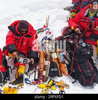 200521 -- MOUNT QOMOLANGMA BASE CAMP, 21. Mai 2020 -- chinesische Vermesser bereiten sich vor, am 21. Mai 2020 in das Vorwärtslager in einer Höhe von 6.500 Metern auf dem Mount Qomolangma zurückzuziehen. Das chinesische Bergsteigerteam hat seinen Plan, den Gipfel des Mt. Qomolangma am 22. Mai, um seine Höhe aufgrund schlechter Wetterbedingungen genau zu messen. Der Berg Qomolangma liegt an der Grenze zwischen China und Nepal und ist der höchste Gipfel der Welt. Sein nördlicher Teil befindet sich in Xigaze im Südwesten Chinas autonomer Region Tibet. InTibetCHINA-TIBET-MOUNT QOMOLANGMA-REMEASUREMENT-DELAY CN Penpa PUBLICATIONxNOTxIN Stockfoto