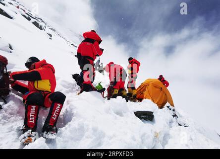 200521 -- MOUNT QOMOLANGMA BASE CAMP, 21. Mai 2020 -- chinesische Vermesser sind auf dem Weg, sich am 21. Mai 2020 in das Vorwärtslager in einer Höhe von 6.500 Metern auf dem Mount Qomolangma zurückzuziehen. Das chinesische Bergsteigerteam hat seinen Plan, den Gipfel des Mt. Qomolangma am 22. Mai, um seine Höhe aufgrund schlechter Wetterbedingungen genau zu messen. Der Berg Qomolangma liegt an der Grenze zwischen China und Nepal und ist der höchste Gipfel der Welt. Sein nördlicher Teil befindet sich in Xigaze im Südwesten Chinas autonomer Region Tibet. INTIBETCHINA-TIBET-MOUNT QOMOLANGMA-REMEASUREMENT-DELAY CN LHAPA-PUBLIKATION Stockfoto