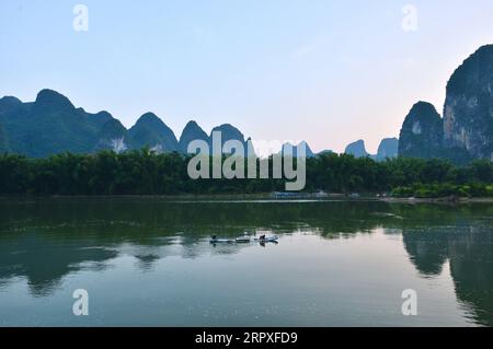 200521 -- GUILIN, 21. Mai 2020 -- Foto aufgenommen am 19. Mai 2020 zeigt die Landschaft der Stadt Xingping im Yangshuo County von Guilin, südchinesische autonome Region Guangxi Zhuang. CHINA-GUANGXI-GUILIN-YANGSHUO-LANDSCHAFT CN CUIXBOWEN PUBLICATIONXNOTXINXCHN Stockfoto