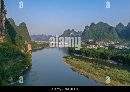 200521 -- GUILIN, 21. Mai 2020 -- Luftaufnahme aufgenommen am 19. Mai 2020 zeigt die Landschaft der Stadt Xingping im Yangshuo County von Guilin, südchinesische autonome Region Guangxi Zhuang. CHINA-GUANGXI-GUILIN-YANGSHUO-LANDSCHAFT CN CAOXYIMING PUBLICATIONXNOTXINXCHN Stockfoto