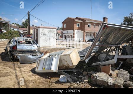 Madrid, Spanien. September 2023. Ein Auto wird zerstört, nachdem es vom überfluteten Fluss Alberche in der Madrider Stadt El Alamo weggefegt wurde. Die Stadt war am stärksten von den starken Regenfällen am Wochenende in der Gemeinschaft Madrid und vom Überlauf der Alberche betroffen. Quelle: SOPA Images Limited/Alamy Live News Stockfoto
